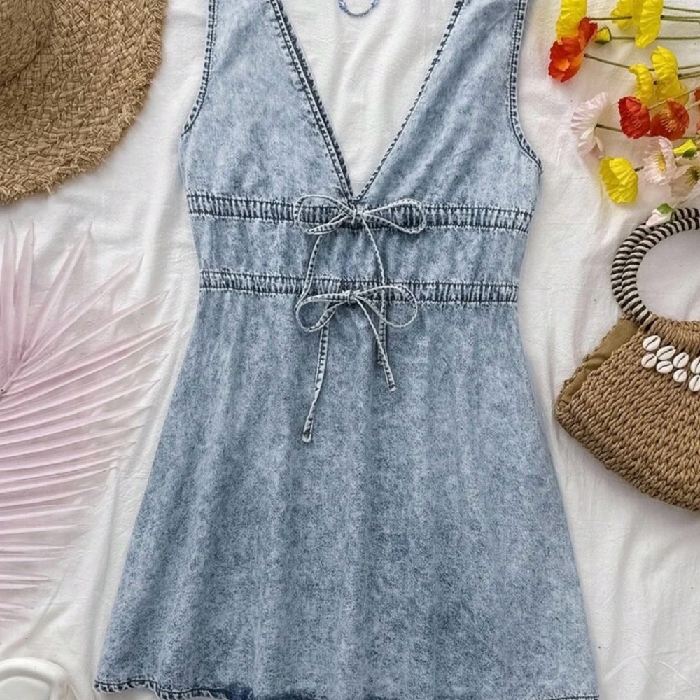 Light Blue Sleeveless Dress with Bow Detail